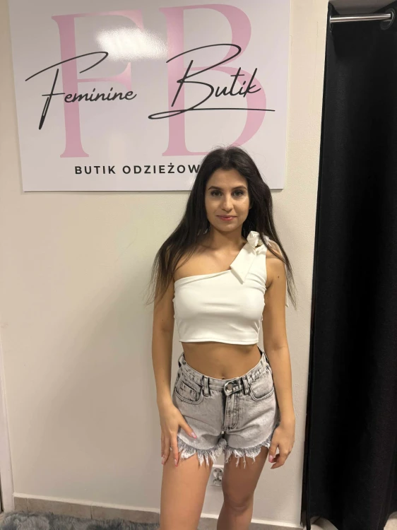 bluzka-biala-jedno-wiazanie-krotka-femininebutik.jpg