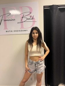 bluzka-krotka-dwa-wiazania-bez-femininebutik.jpg