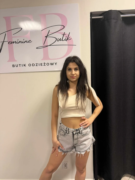 bluzka-krotka-dwa-wiazania-bez-femininebutik.jpg