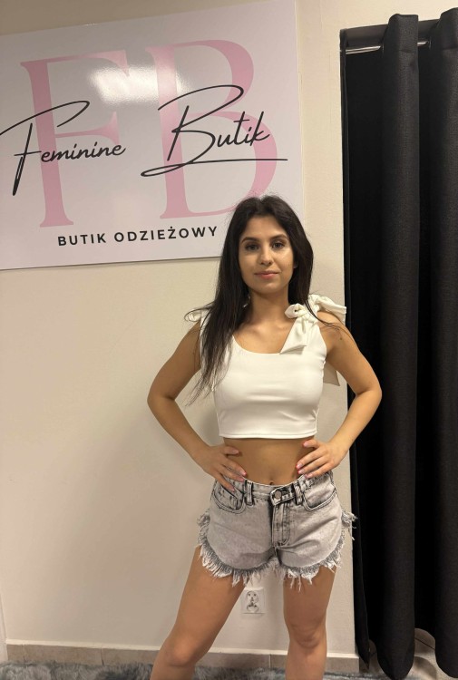 bluzka-dwa-wiazania-biala-krotka-femininebutik.jpg