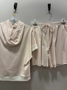 komplet-dresowy-w-paski-pudrowy-roz-femininebutik.jpg