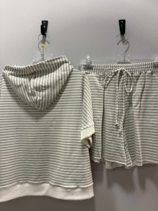 komplet-dresowy-ecru-paski-femininebutik.jpg