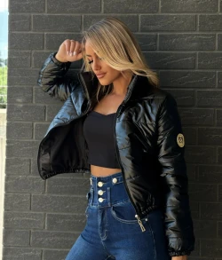 kurtka-czern-pikowana-femininebutik.webp
