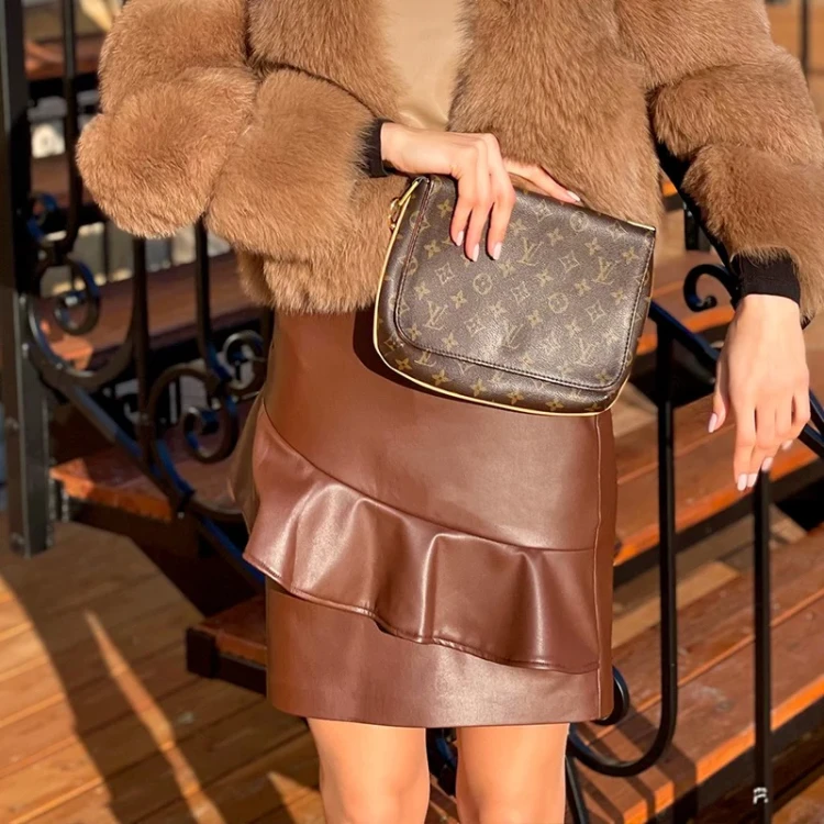spodniczka-skorzana-czekolada-falbana-femininebutik.webp
