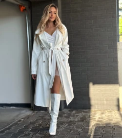 plaszcz-trencz-bialy-femininebutik.webp