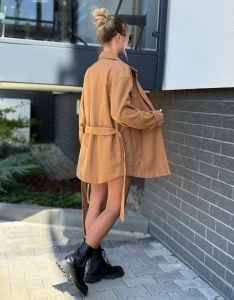 plaszczyk-krotki-karmel-feminine-butik.webp