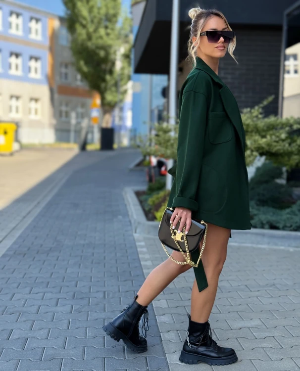 plaszczyk-krotki-butelkowa-zielen-femininebutik.webp