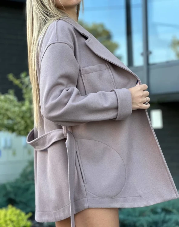 plaszczyk-mocca-krotki-feminine-butik.webp