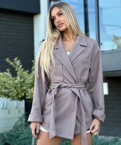 plaszczyk-krotki-mocca-feminine-butik.webp